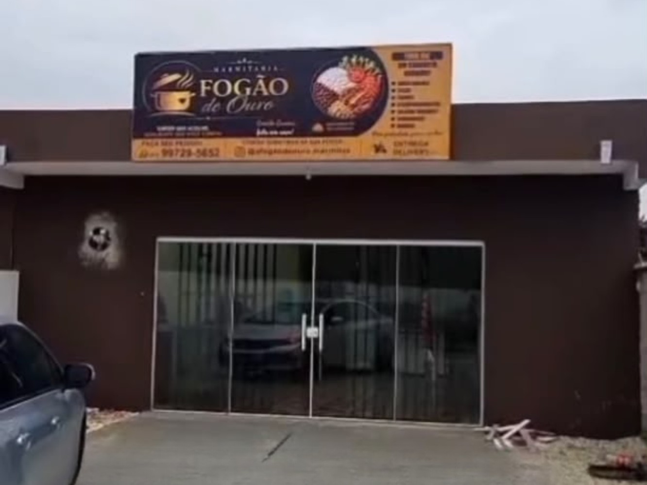 Fachada da Marmitaria Fogão de Ouro na Rua Darvil José Caron, em Campina Grande do Sul - PR